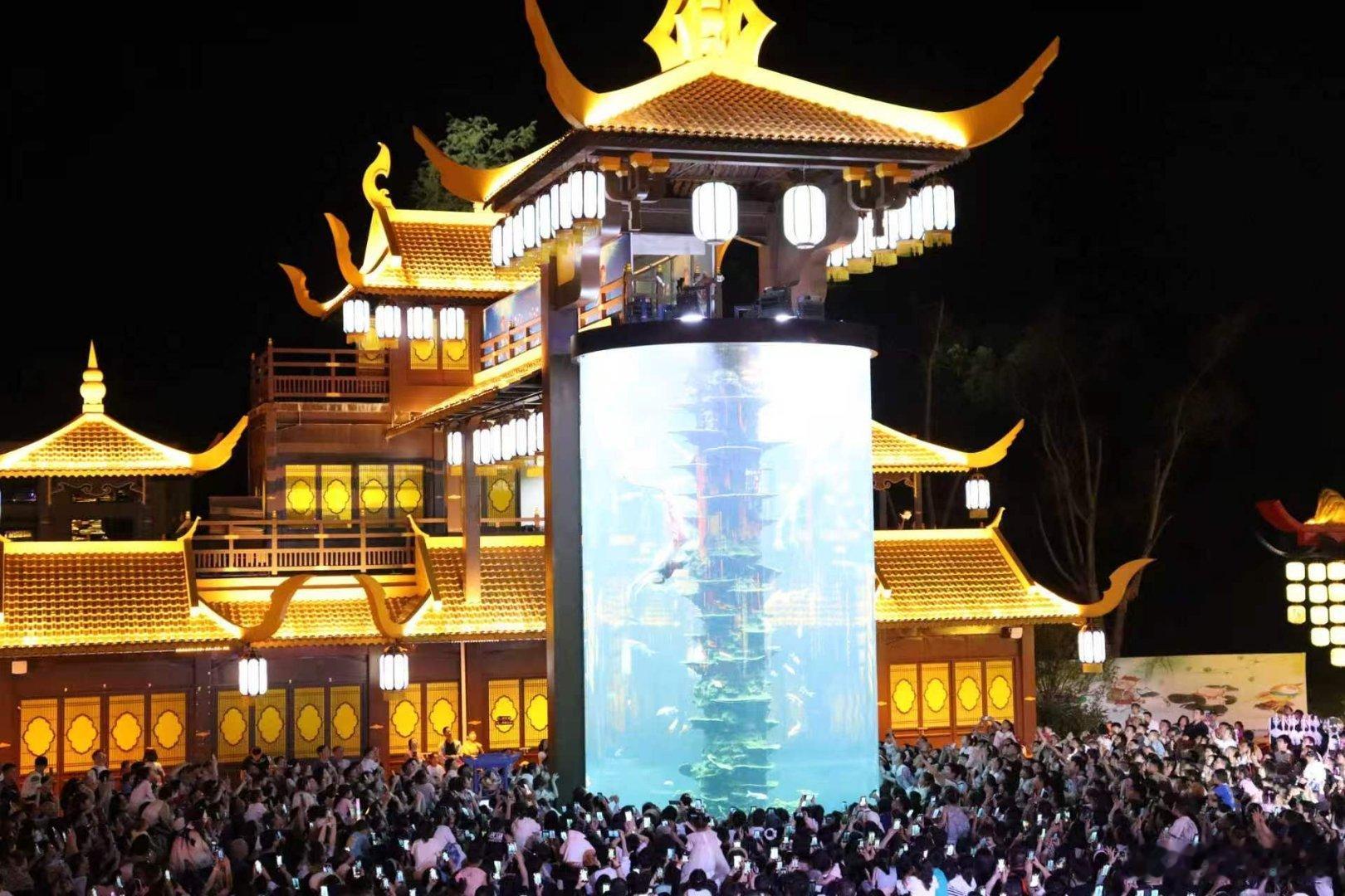 属于湖北嘉鱼夜晚的热闹来了！解锁端午夜游新体验！恋江湖端午主题大巡游火热开启✨ 