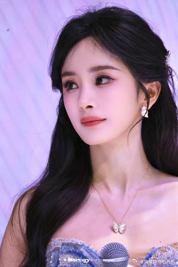 杨幂今天是公主杨幂混搭 杨幂今天是公主，杨幂混搭，串珠流苏廓形超短裙与刺绣薄纱半