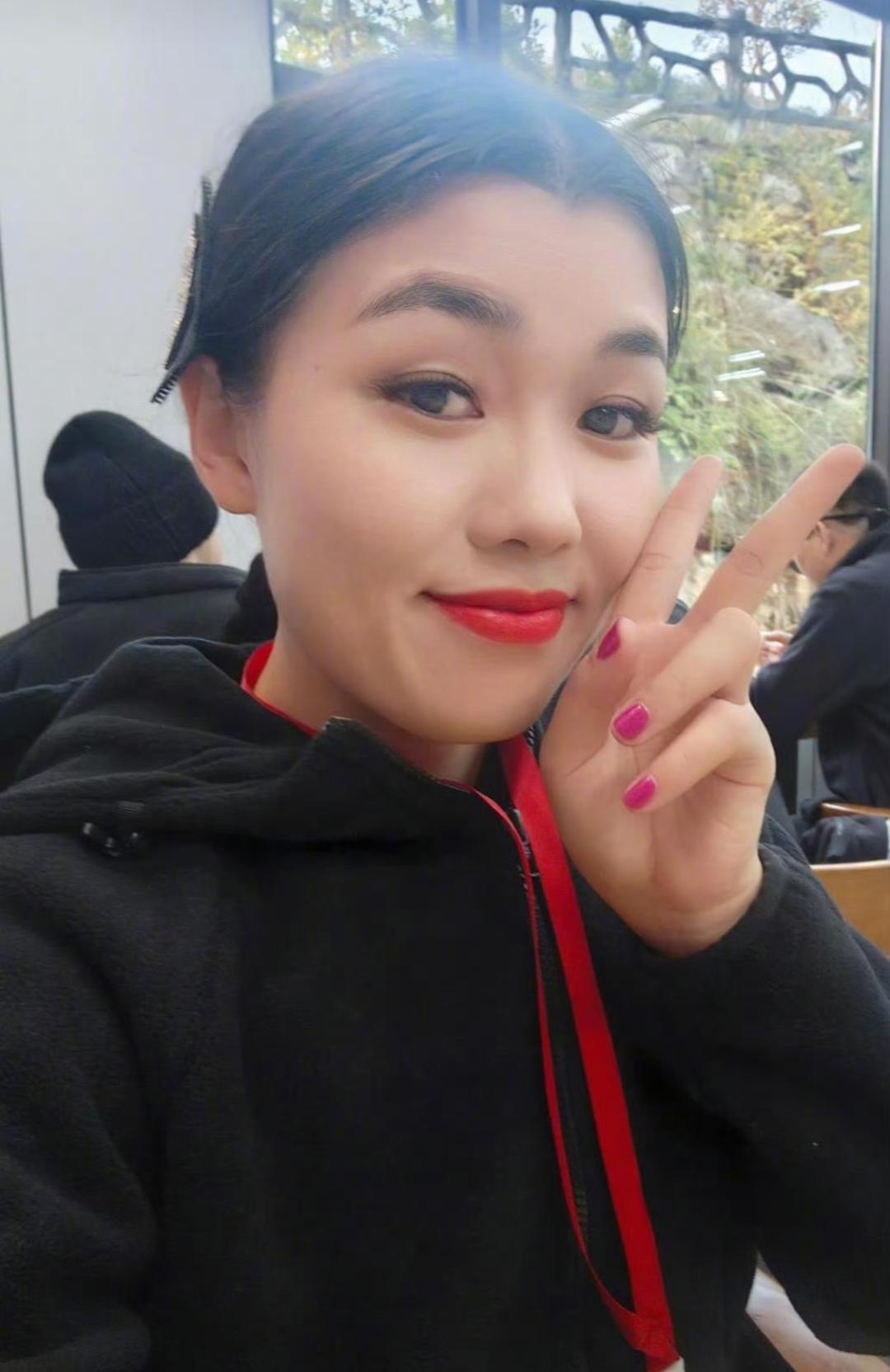 荒野求生唯一女选手冷美人赢麻了。
虽然她没能靠自己生存的技能坚持到最后，不得不遗