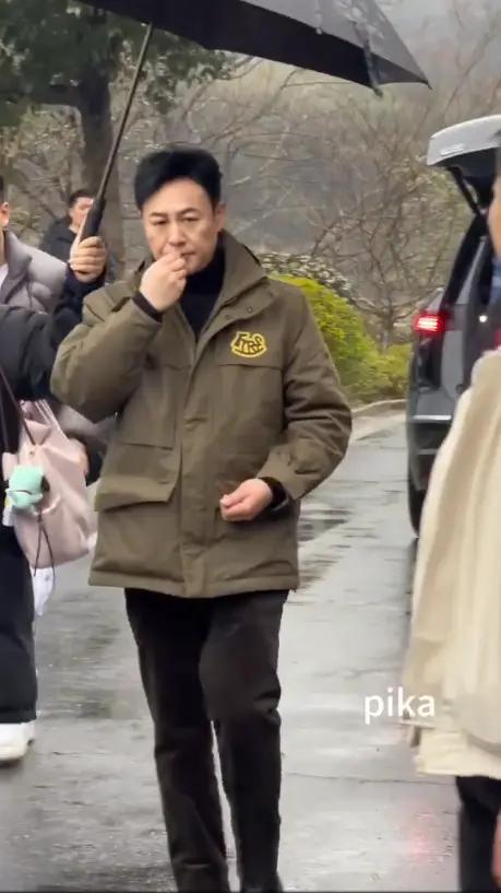 张颂文边走边嗑瓜子，还把瓜子分给现场的粉丝……太接地气了，就是助手打伞挺吃力的！