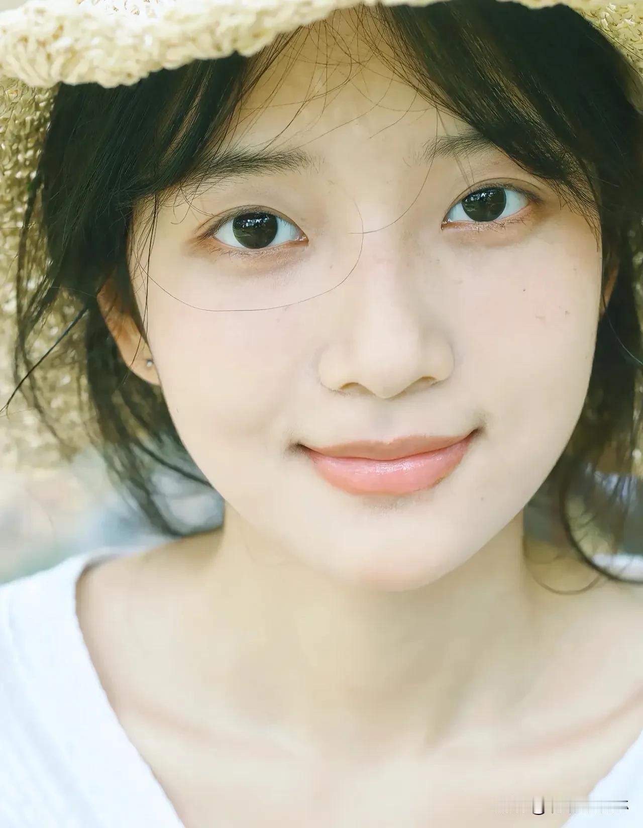 白裙少女，定格田园风的温柔瞬间。  
光影间，每一帧都是治愈系的美好。
田园写真