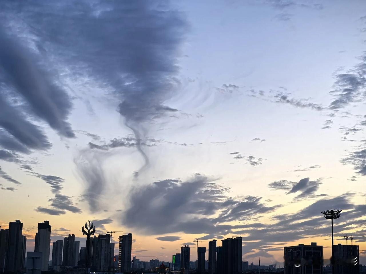 奇景美云飘洛阳

6月3日傍晚，河南洛阳奇景美云飘落城头。云飘如锦，天空如画，一