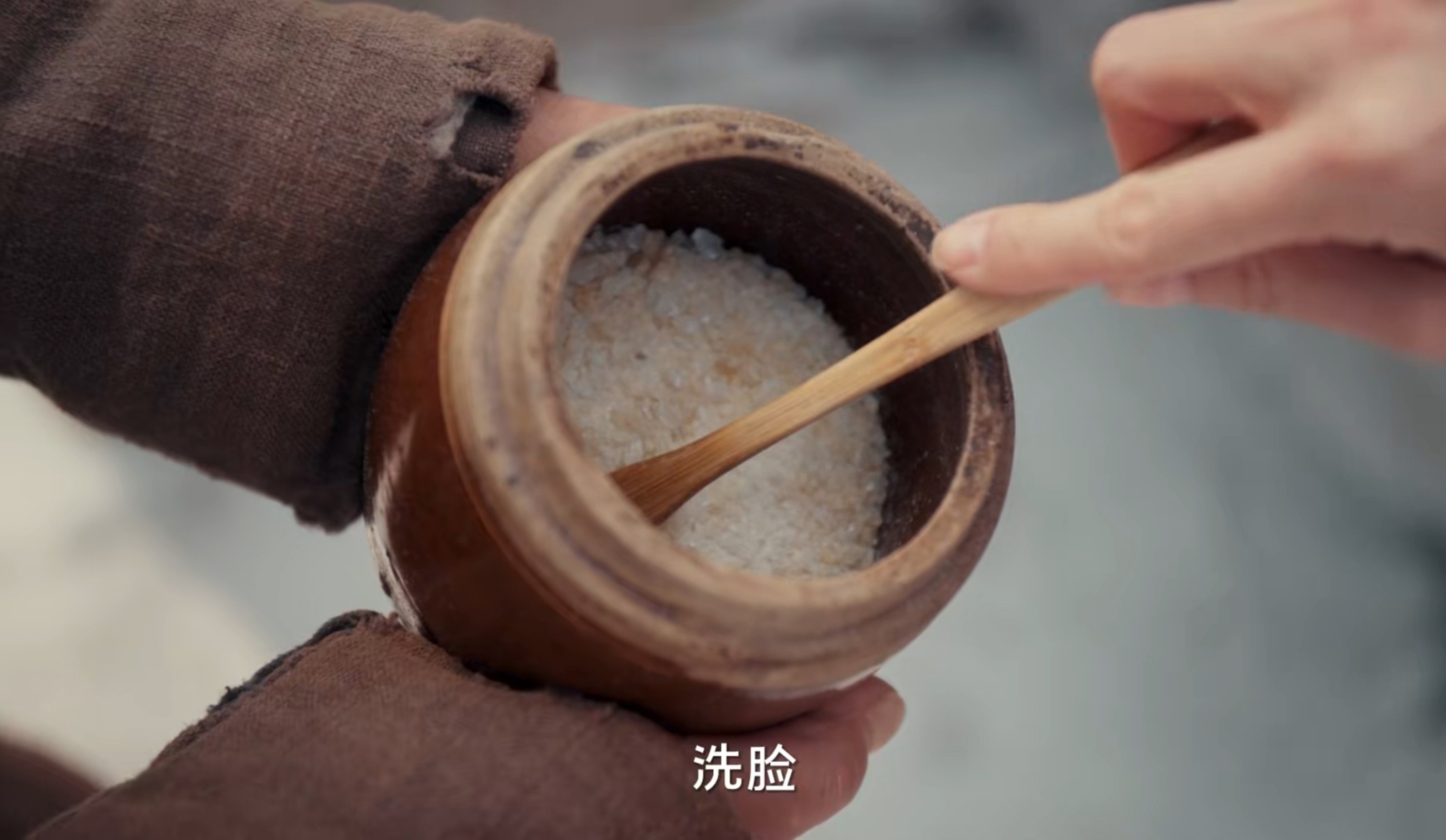 那个时候用的还是粗盐吗？这个绣绣咋这么可爱[拜托] ​​​