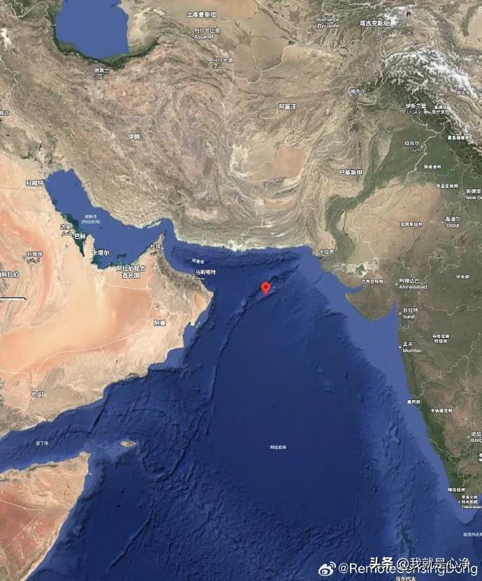 林肯号虽然没有被4枚导弹击中，但是也被吓得够呛
卫星图片显示，林肯号当时曾经紧急