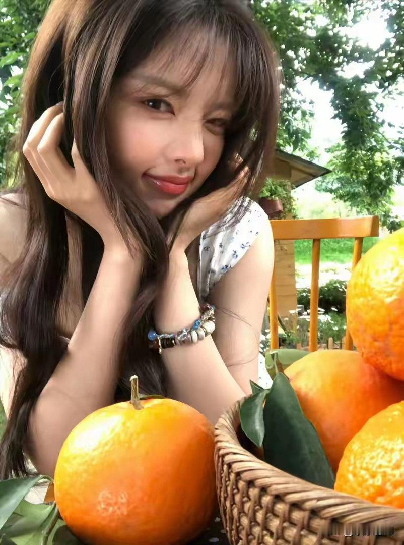 杨超越晒出手持橘子九宫格，配文俏皮又可爱，八百张挑九张 