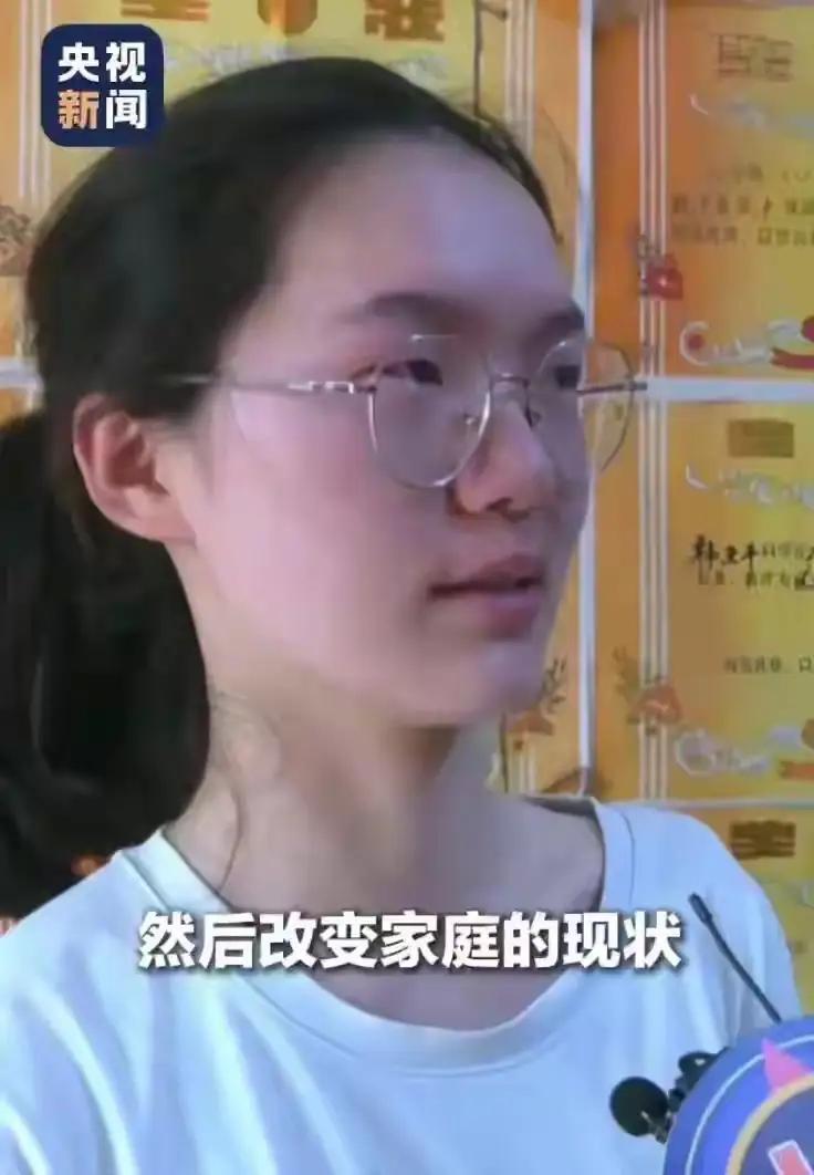 河南寒门女孩勤学苦读，高考斩获699分佳绩。多年来，一位好心人匿名资助她完成学业