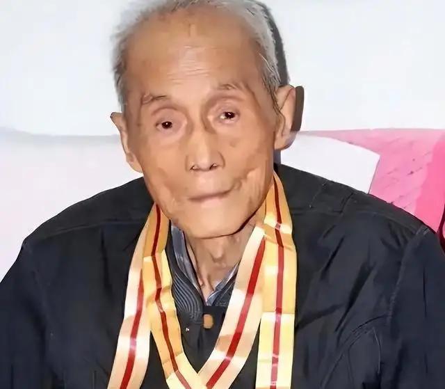 2001年初夏，在上海静安区一条老弄堂里，有个看车棚的老头叫姚子健，有86岁。邻