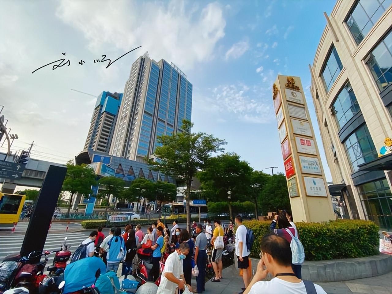 上海郊区这家商场就在地铁口，周围人流量很大，商场却没什么人逛？

大家都知道上海