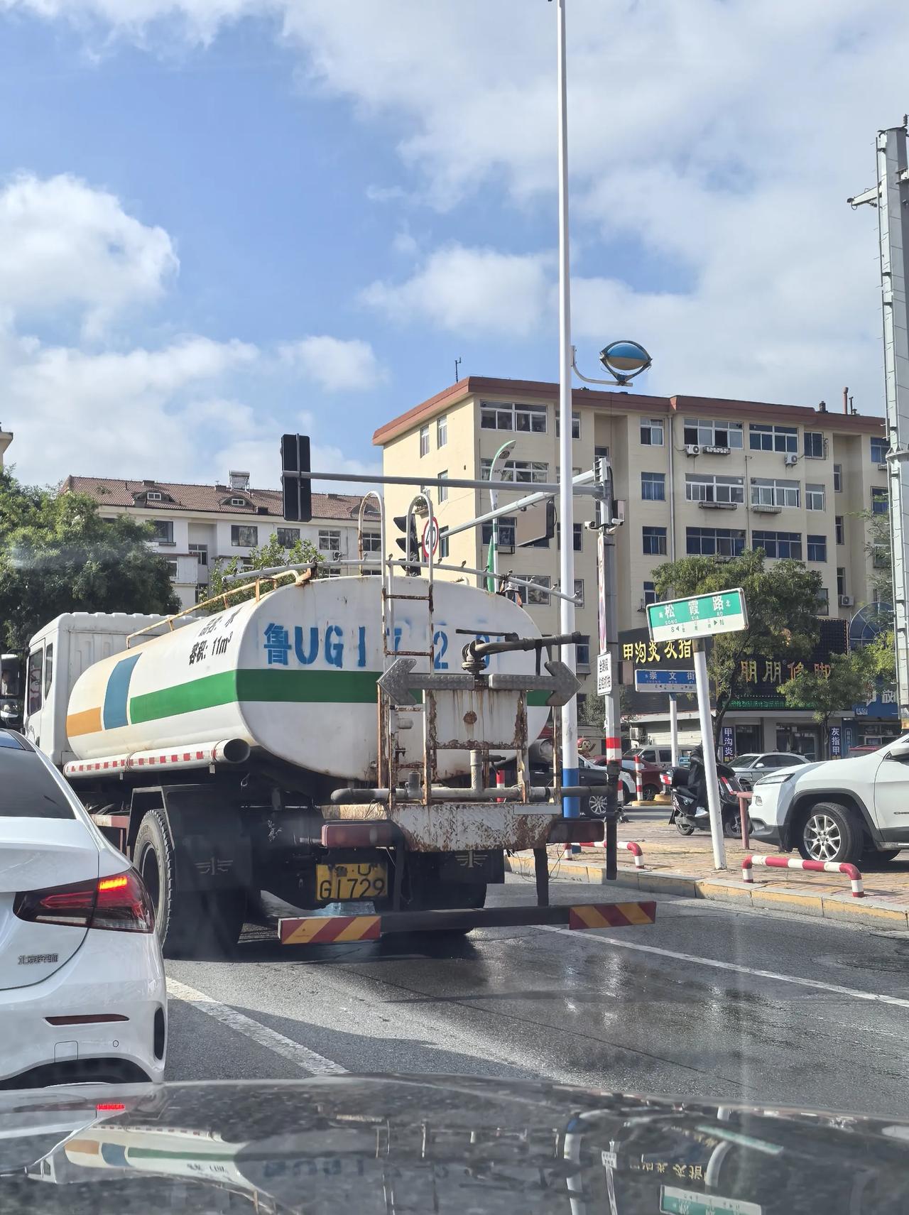 【洒水车 水向行人】
今早，一辆车牌号码为“鲁UG1729”的环卫洒水车在福山区