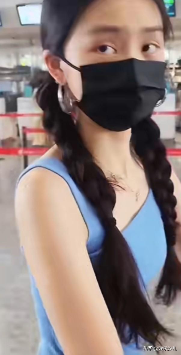 黄磊女儿黄多多发量


黄磊女儿黄多多这发量，咋长的太多了？[捂脸]转眼间都这么