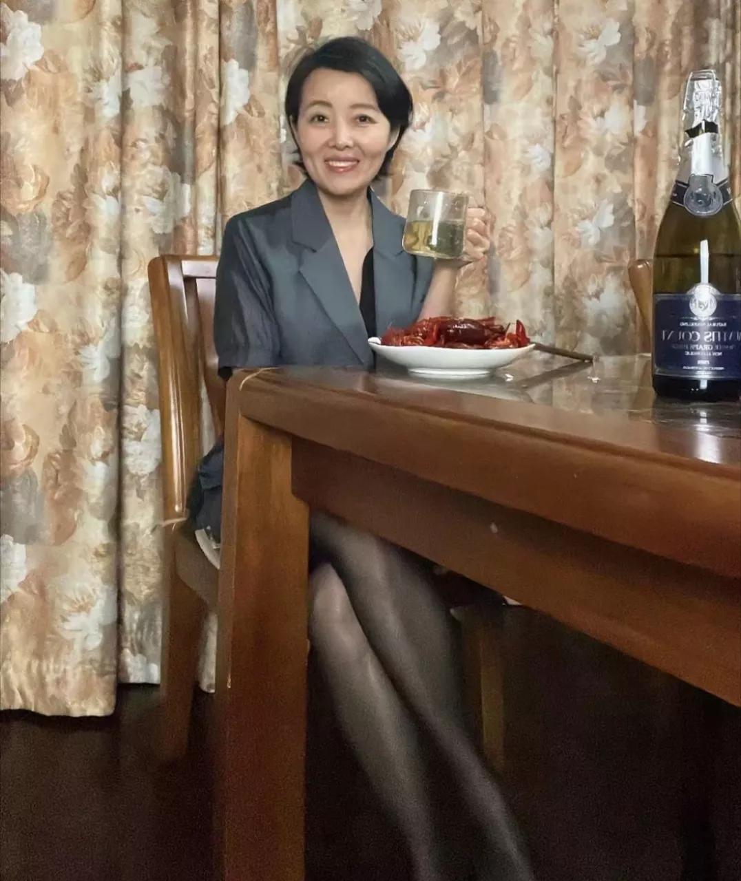 亿万富翁的生活跟普通人就是不一样…
夜宵都是毛尖配龙虾
普通人哪吃得起哦🙄
我