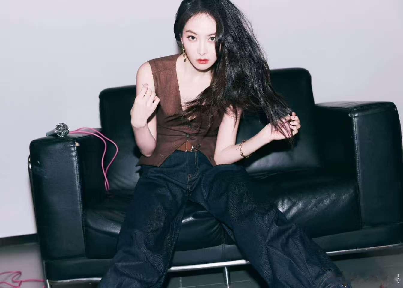 宋茜沙发大片宋茜复古棕调宋茜复古棕调，好美。[抓狂][抓狂] ​​​