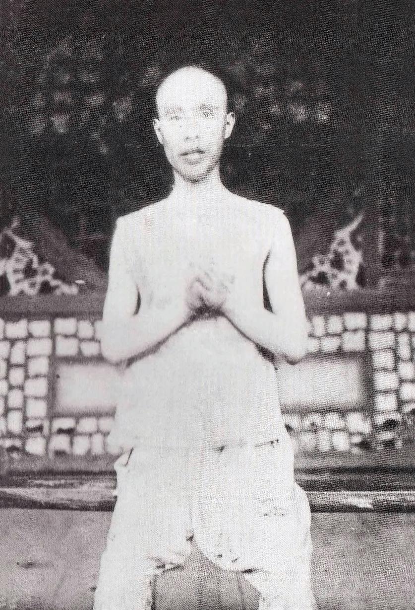 1907年，徐锡麟被五花大绑，送到刑场。刽子手用铁锤将他的下半身击碎，然后将他的