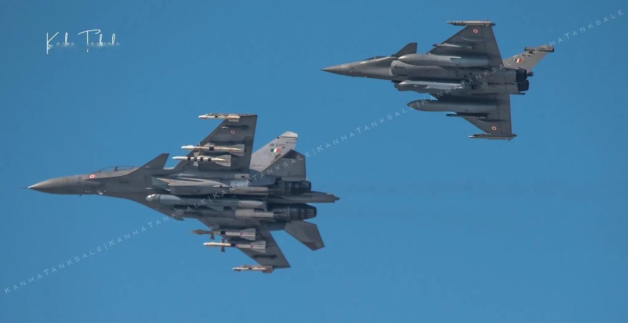 11月8日是印度空军成立93周年的纪念日，他们高调的展示了主力机型编队飞行，Su