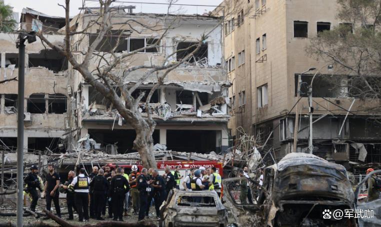 200个美军瞬间倒下！伊朗这一炮，直接把中东的天捅了个窟窿。更吓人的是，指挥官撂