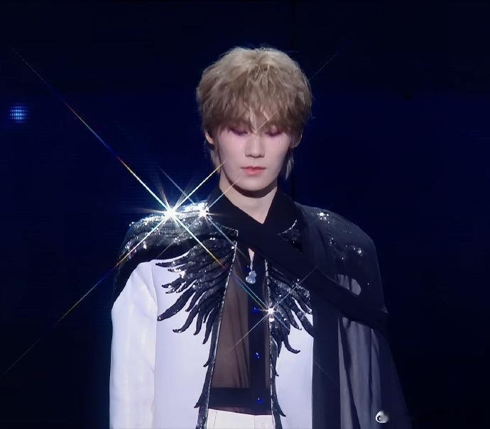 真源的歌声透着一种无比细腻的情感，听了简直不想停。 