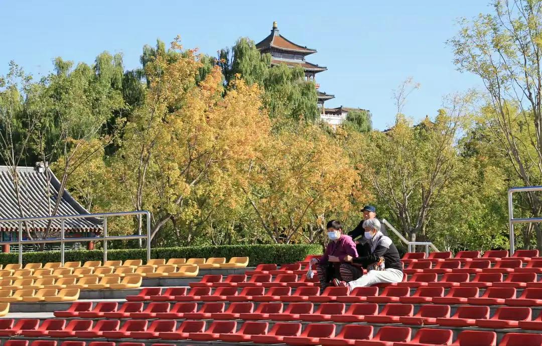 喧闹的莲花池
莲花池地处闹市之中，周围的居民区也是众多，能有这么一个活动的好地方