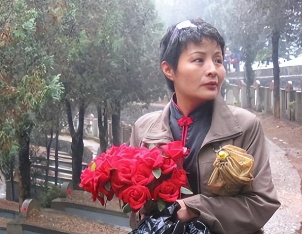 1984年，老山女兵谢楠因私自开枪为牺牲的战友送行，遭到开除，20年后，谢楠归来