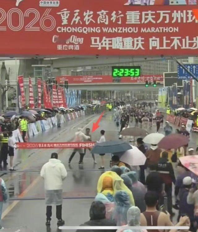 马拉松冠军冲刺时被强行带离赛道 裁判戴眼镜被雨水遮到，误把冲线的全马选手看成了半