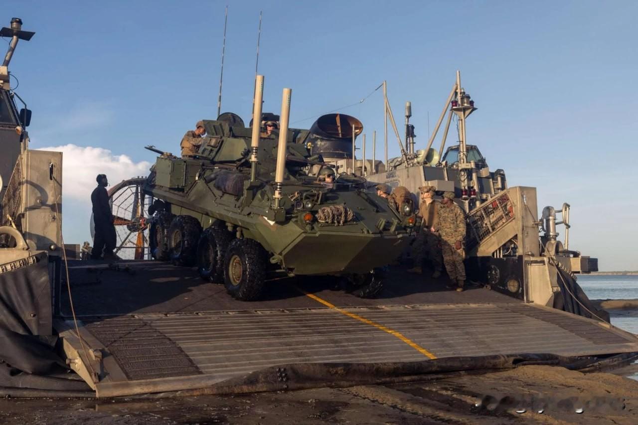 🇺🇸🇻🇪 美国海军陆战队将 LAV-25 装甲车部署至波多黎各海岸，作为