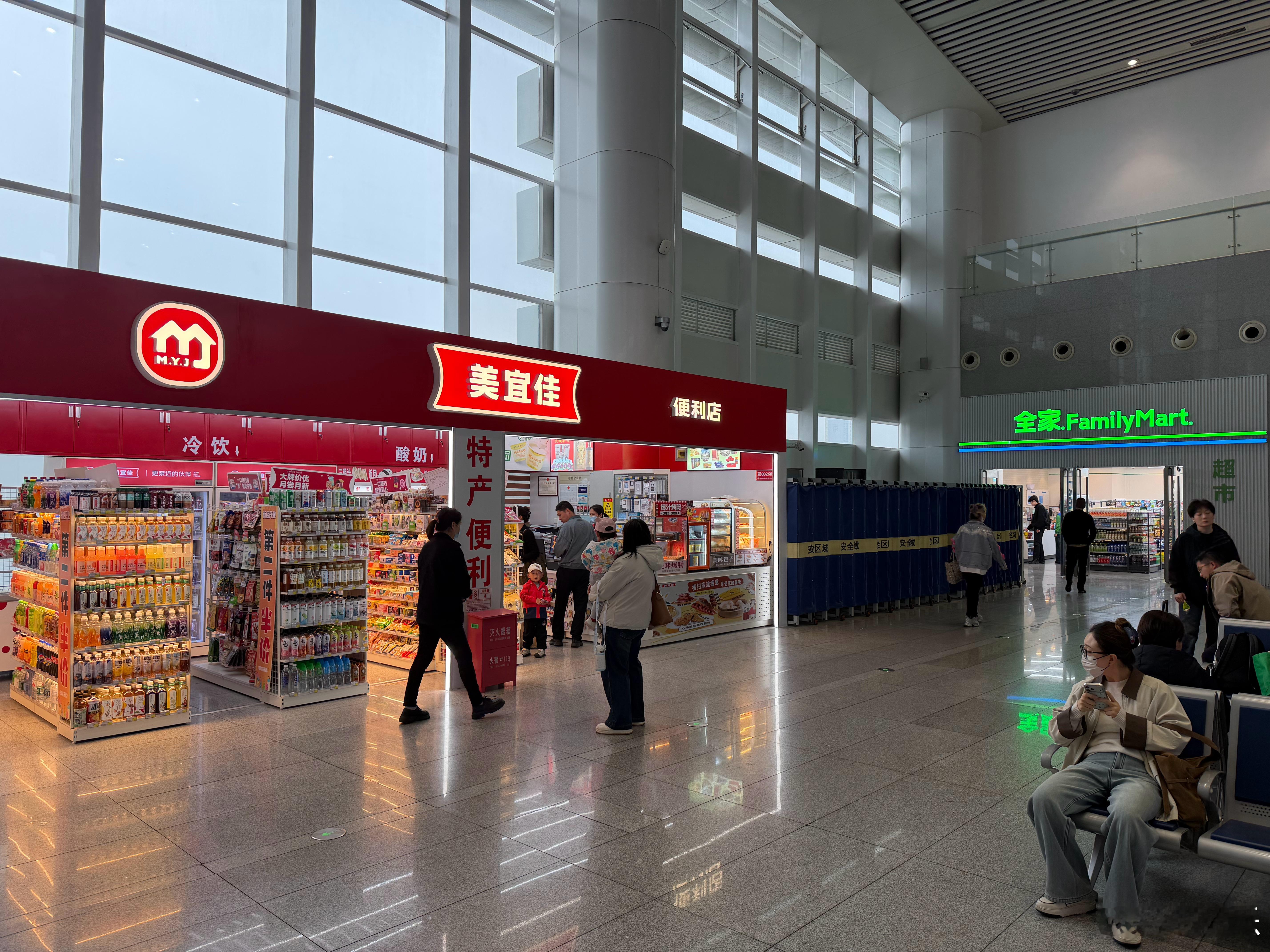 我大廊坊高铁站也是好起来了，终于有地儿买口吃的喝的了 廊坊·廊坊站