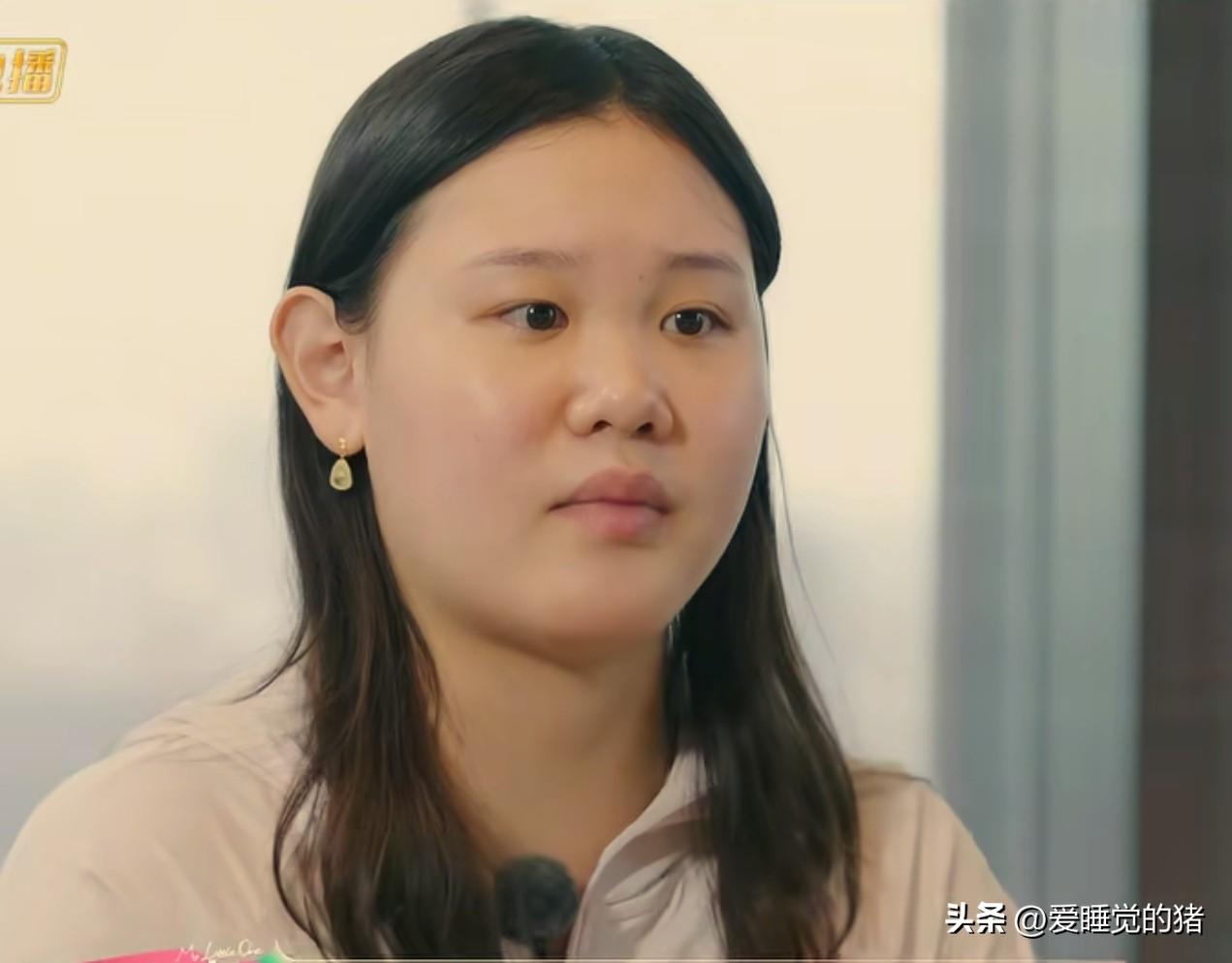 终于弄明白，
为啥张家齐跟妈妈不亲了，
不是因为她不够优秀，也不是因为她不懂事，
