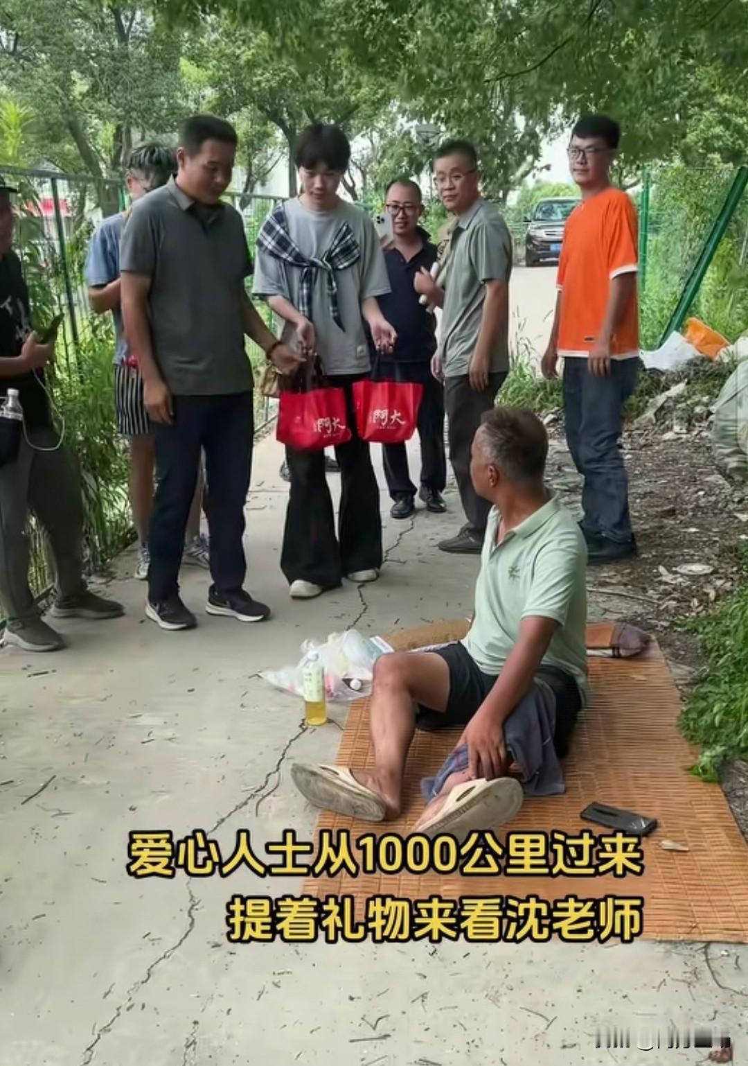 上海白鹤，一位粉丝从1000公里外的地方专程跑来看望流浪大师、文化学者沈巍。这距