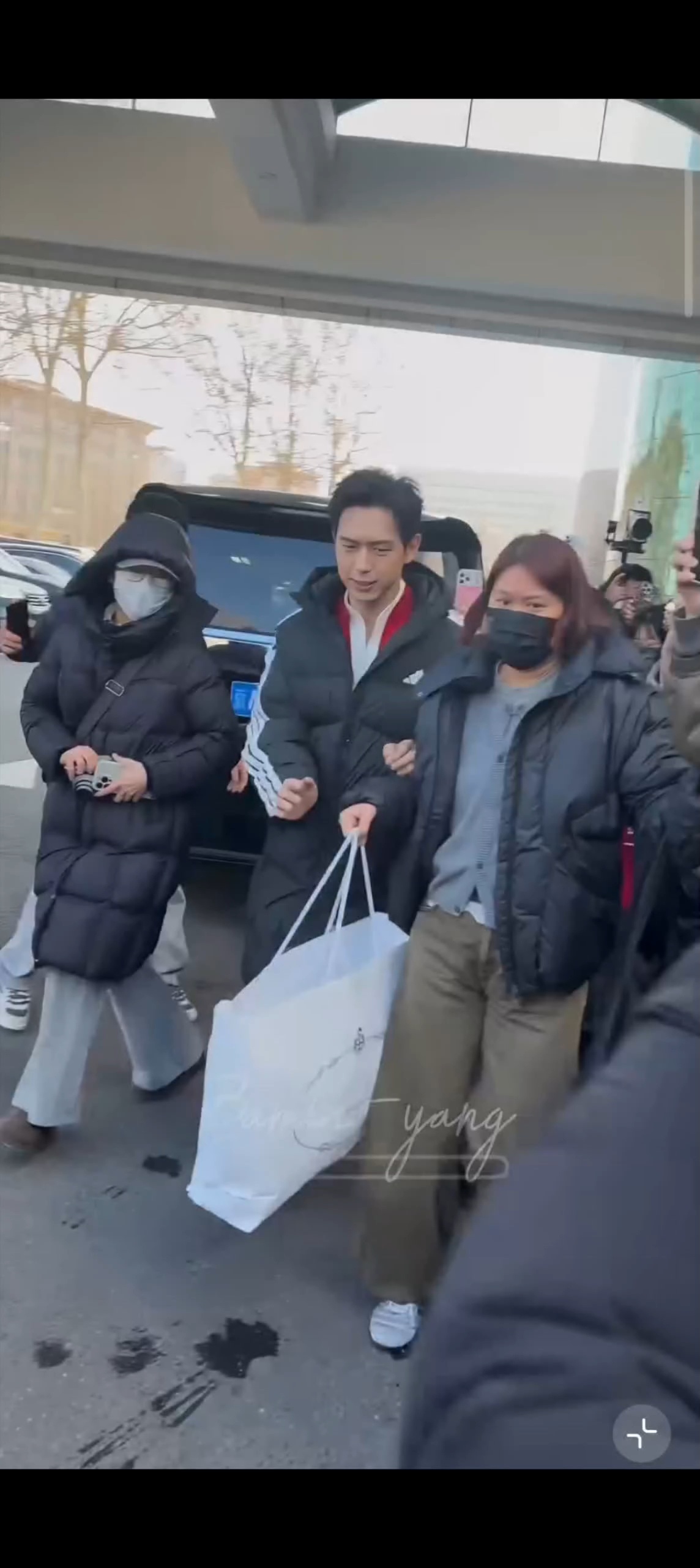 李现央视春晚三次联排带妆路透 你是去彩排还是去跑酷 