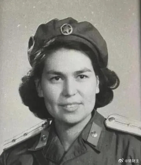 1965年，55岁的开国上将刘亚楼因为常年拼命工作，不幸病逝。他临终前拉着小自己