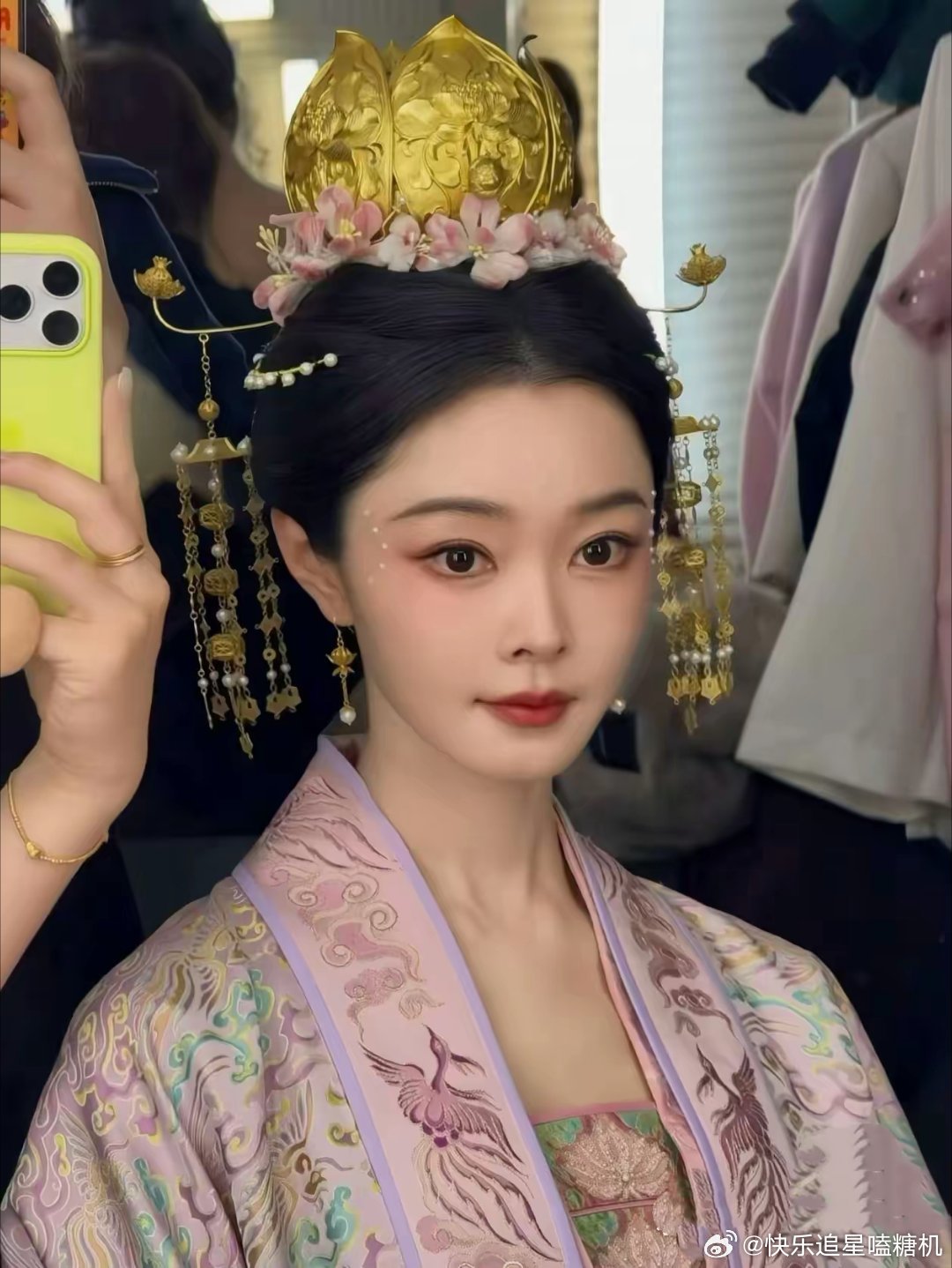 我闺蜜做化妆师昨天亲眼见到了宋轶回来偷偷和我说大家都被镜头骗了！她本人比在电视上