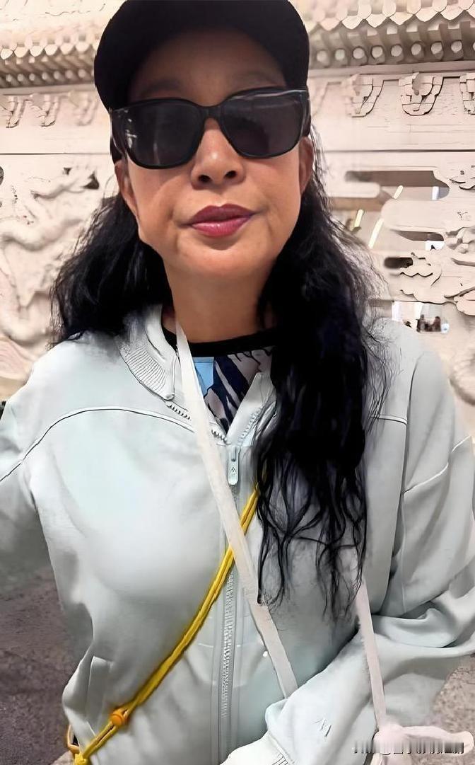 刘晓庆意外受伤，粉丝揪心祈愿平安

近日，刘晓庆在活动现场不慎意外受伤，消息一经