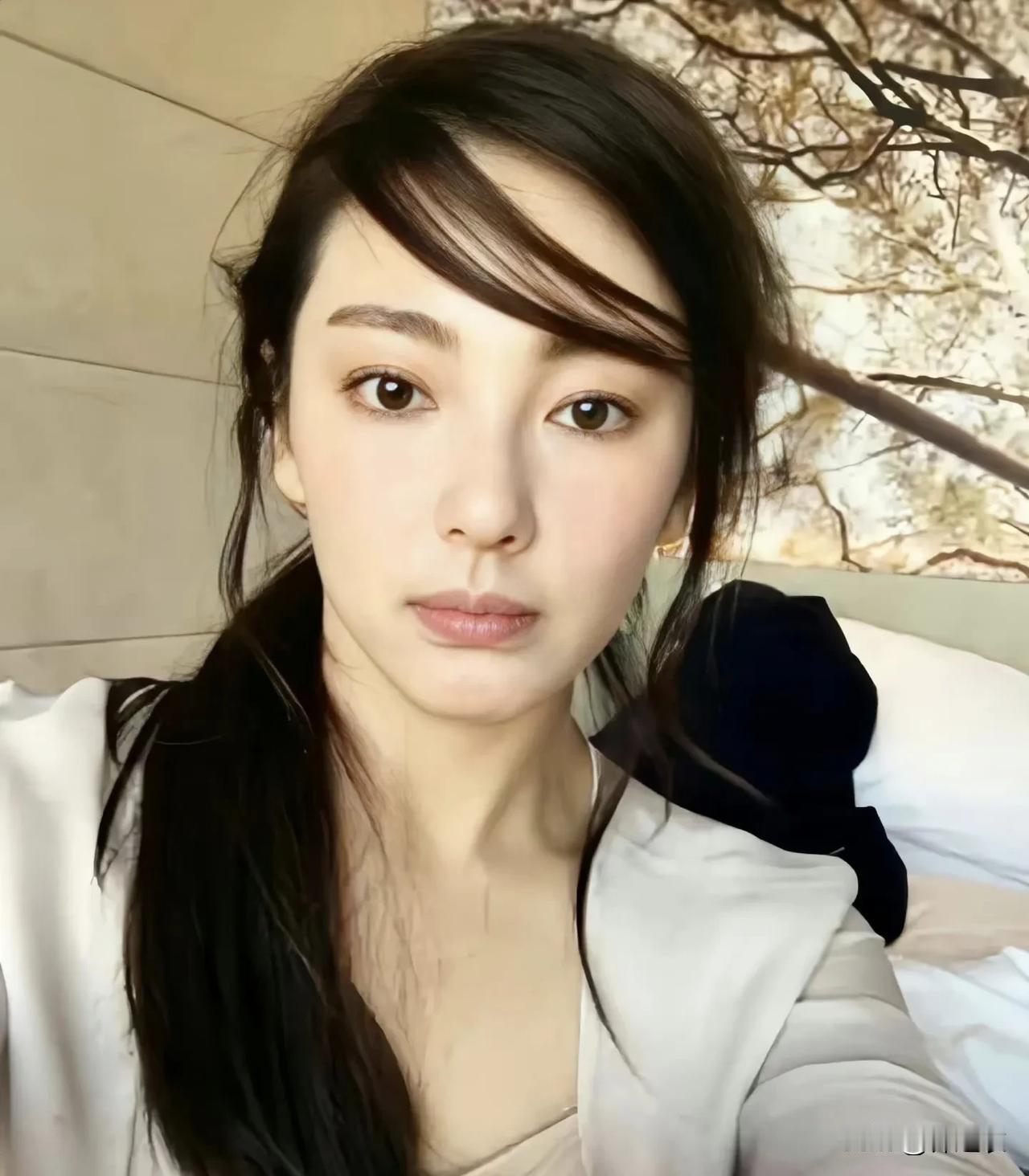 女明星现实中；我只见过张雨绮，在见过她之前，对她戛纳红毯的绿裙子造型印象很深。