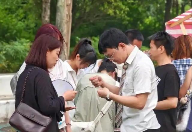 中国进入超单身时代！专家：100年后人口只剩4亿，错并不在年轻人。

当“少子化