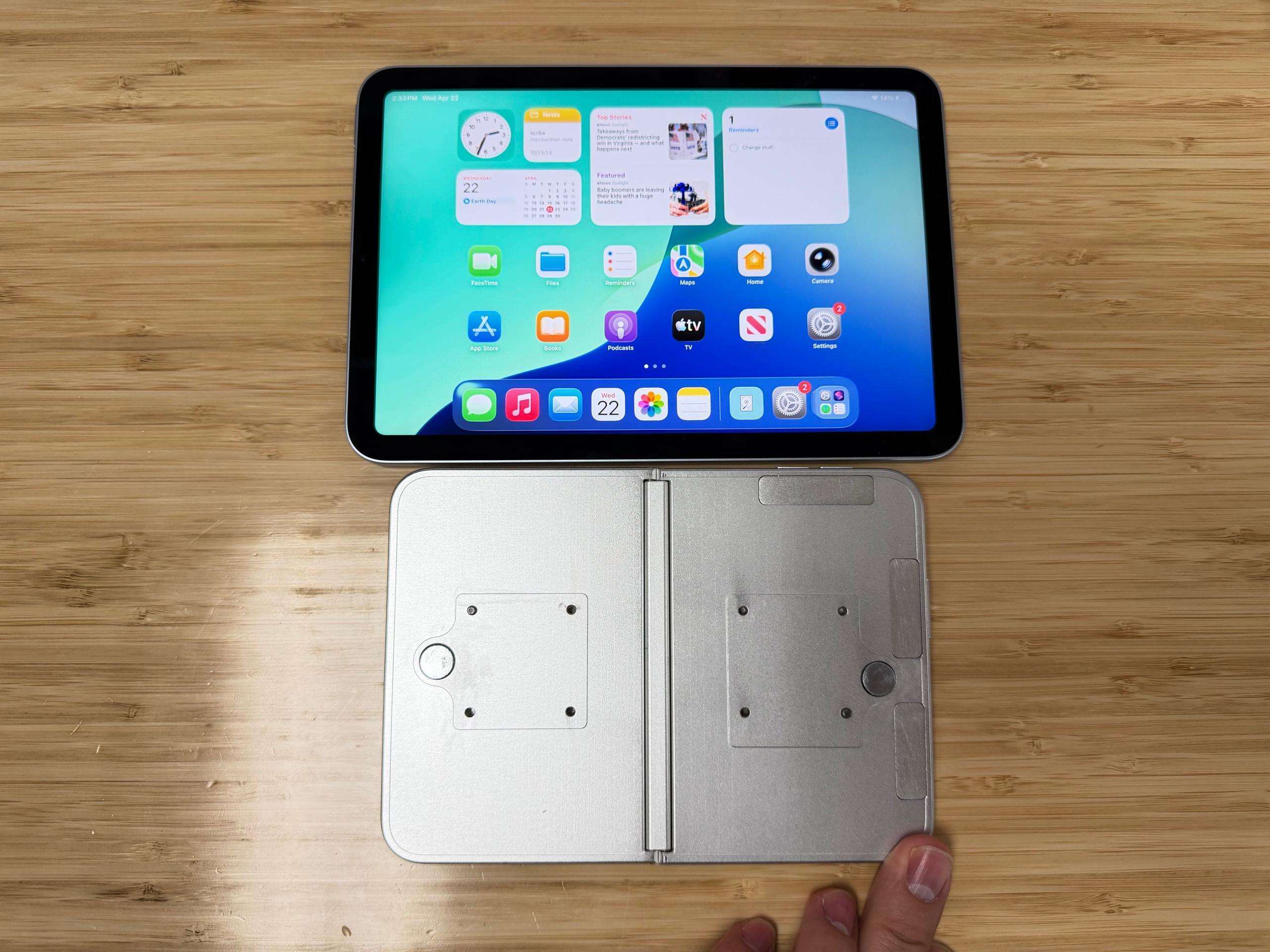 苹果折叠屏机模再曝光，尺寸小于 iPad mini，展开后边长接近 iPhone