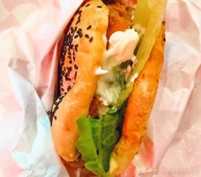 塔斯汀汉堡是夜宵时间的救星！每当夜晚饿得让我难以入眠的时候，就点个汉堡吃吃。#塔