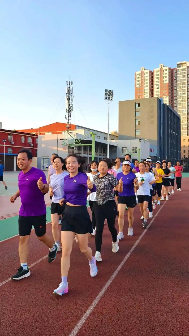 以前大爷大妈跳广场舞嫌吵，年轻人躲远远的；现在老头在公园打太极，小伙在旁边跑圈，