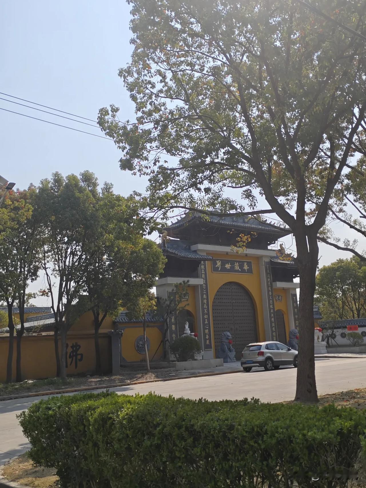 今天悲伤的不能自已。
心里空落落的，看什么东西都有点嫌弃，也有点邪气。
一天之中