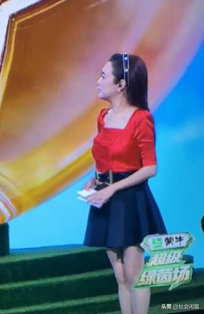 咱就说快五十岁的人了，在电视里穿这种超短裙儿，真的辣眼睛。

好久不看央视的人，