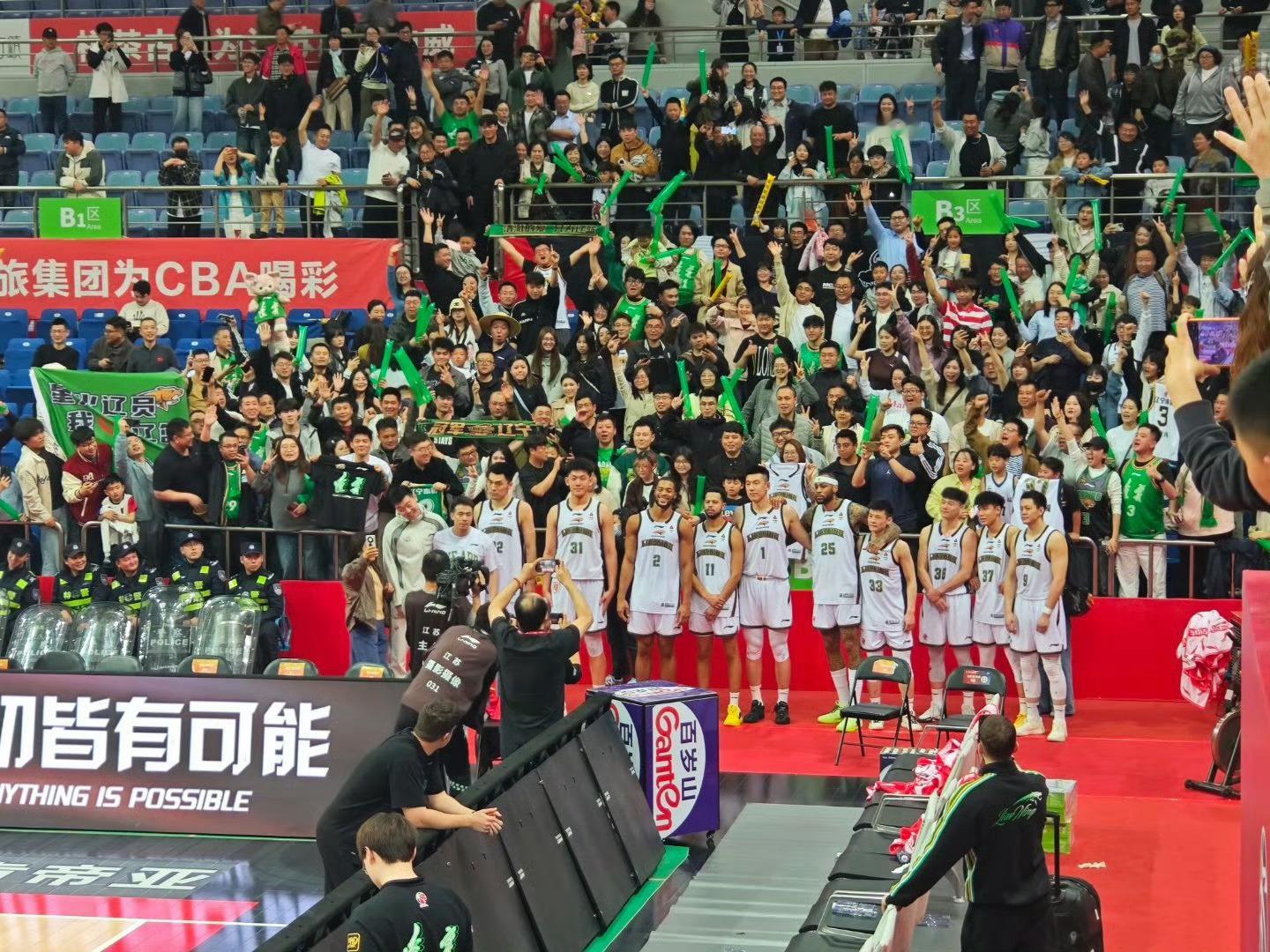致谢球迷，球队赛后与远征球迷合影！辽宁男篮