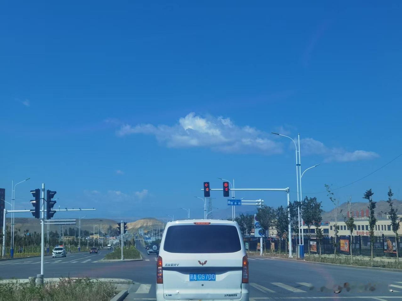 今天，西泉街红绿灯恢复运行。
