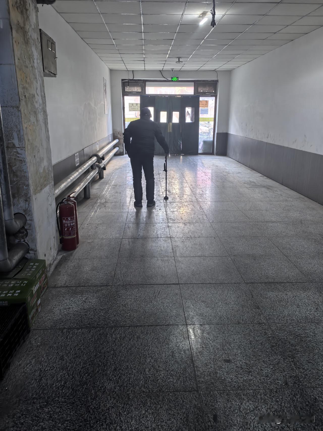 分享我这周有趣的事：这个老头在售菜大厅旁公寓住，离异的女儿照顾他。他天天早上出来