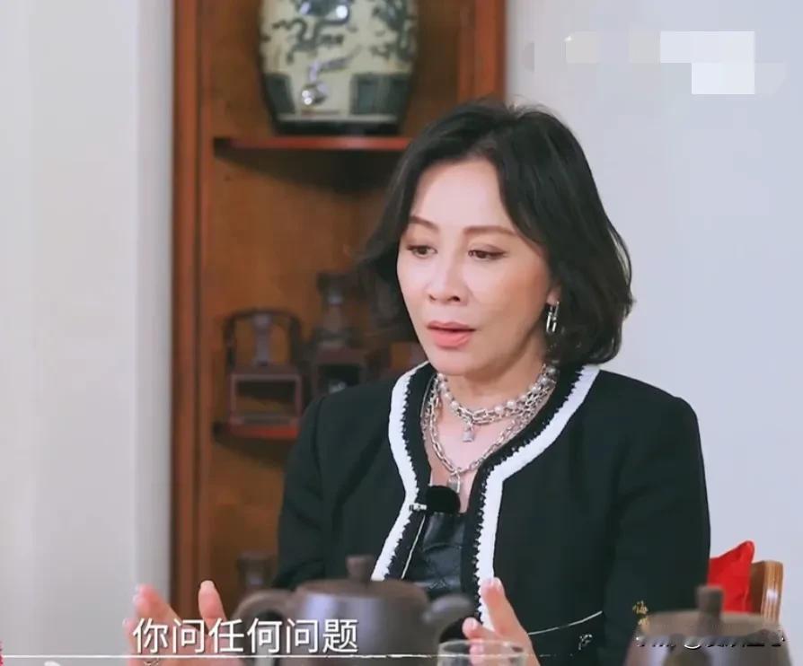 刘嘉玲：我做演员到现在，没啥问题不敢答的。

在新综艺《嘉人自友约》中，刘嘉玲做