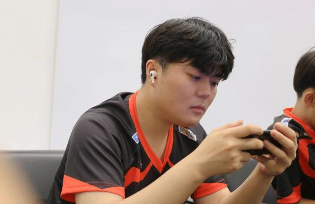 六年，五十万！
汤汤，真的是大手笔！
究竟是什么原因，导致两个人如此的争吵。
要