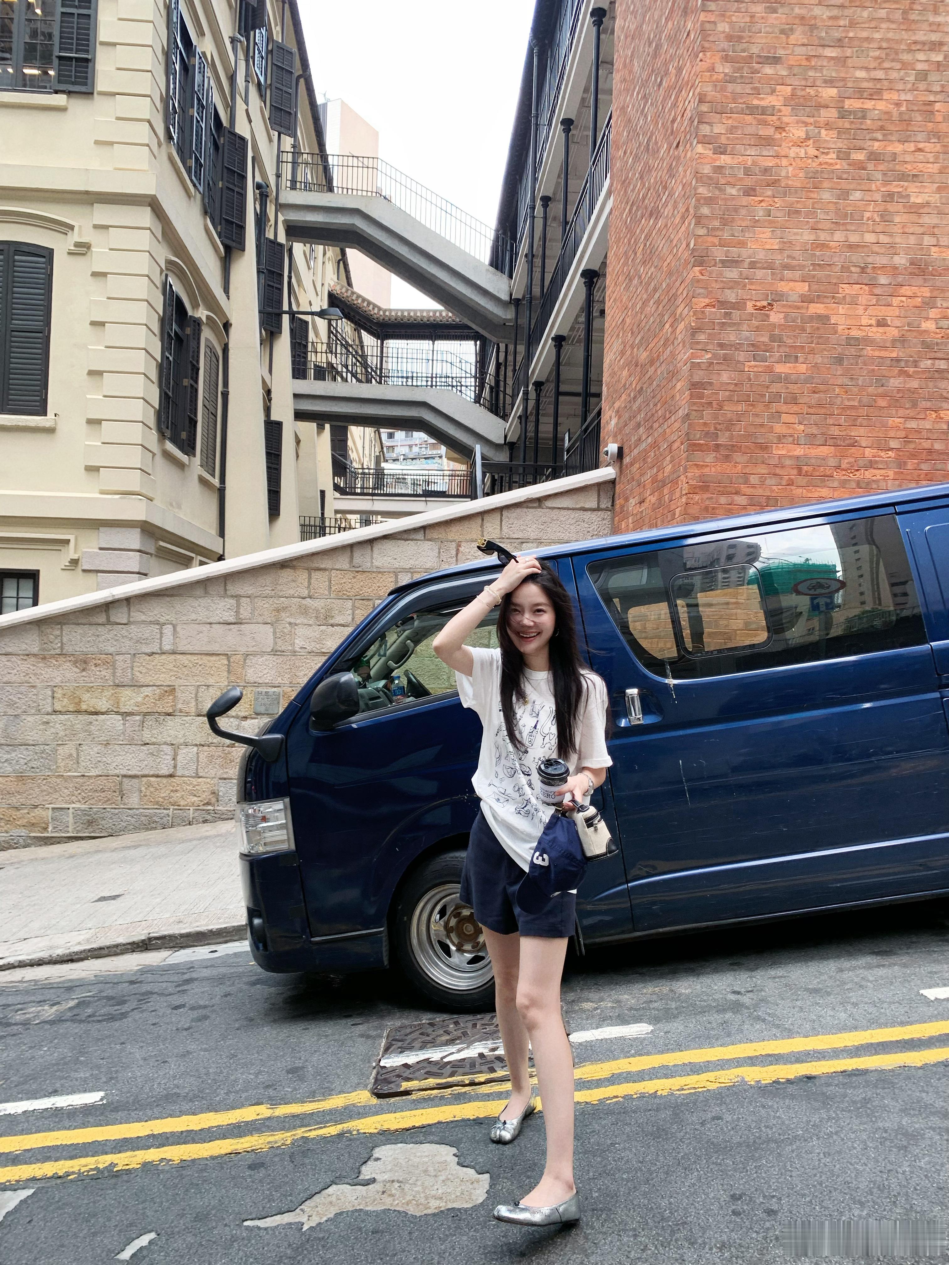 隔壁🔗出啦可以🛒啦这件T恤自带滤镜，不用费心搭配。随意就能穿成自己喜欢的样子