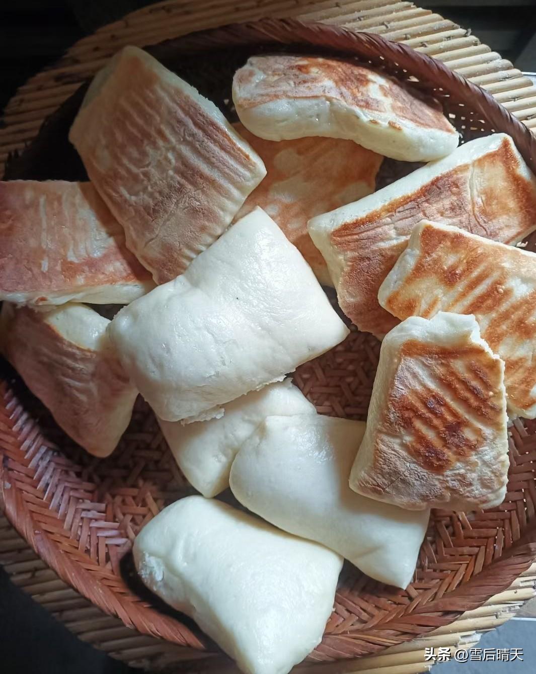 回老家一趟
带来一篮子土鸡蛋
结果压烂了二十多个
扔了不舍得、
我就倒在面粉里揉