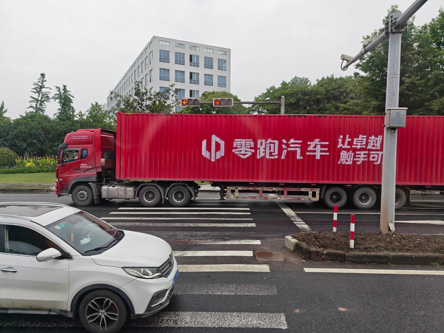 来金华看 D99 发布会，一路上全是零跑的大货车不愧是新势力老大 
