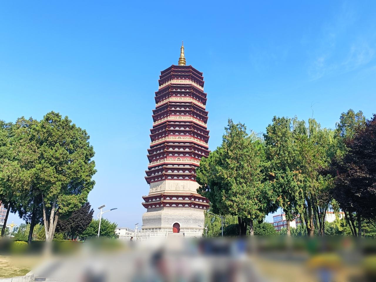 晴空澄澈，风和日暖，趁着大好天光，出门舒展身心、锻炼身体，不负好时光。
远处高塔