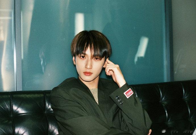 严浩翔六周年晒照，严浩翔这几年确实做了很多事情，看到了不同面的浩翔，满分的帅气呀