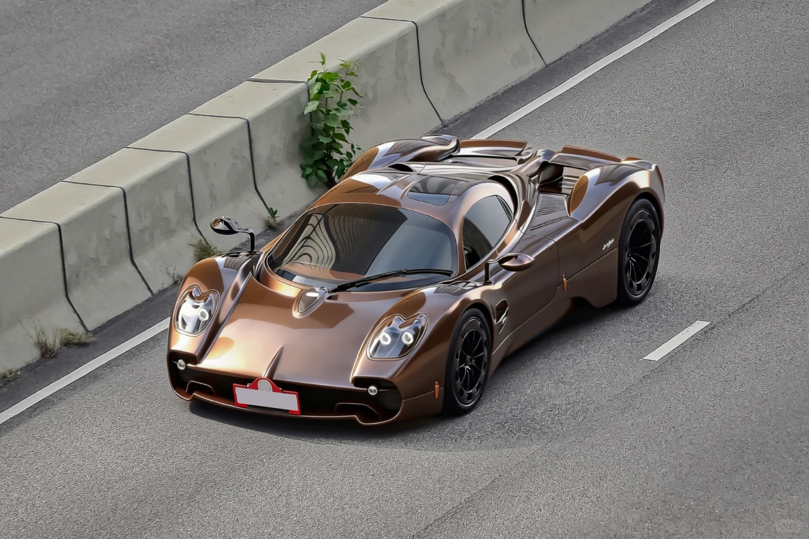 香港街头的帕加尼Utopia，巧克力色让人很想咬一口绝美车片