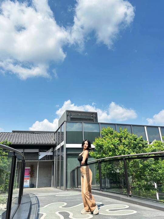 蓝天白云如期而至 天空很蓝太阳很暖 小众打卡地 以喜欢的方式去生活 住...